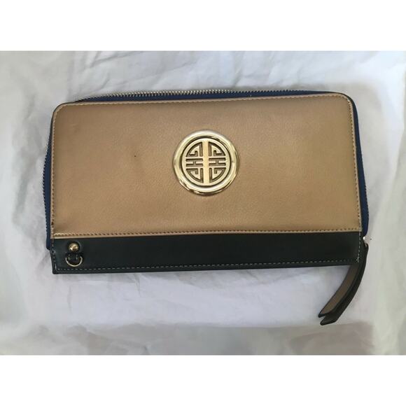 HB Gold Black Medallion Zippered Rectangle Clutch Purse - Picture 1 of 3